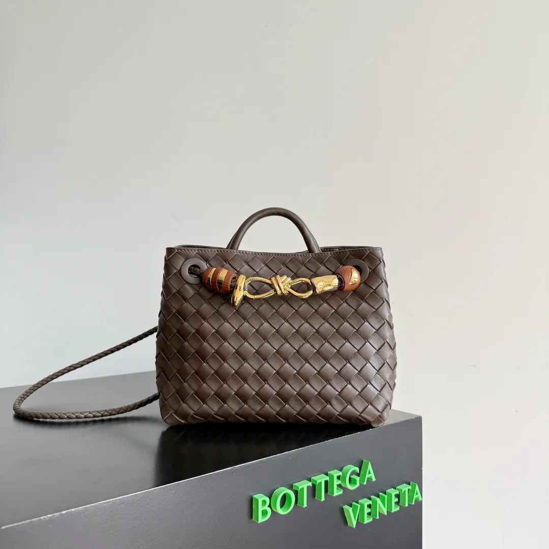 The new Andiamo batch of 3060 BV is shipped‼ ️The classic intercciato weaving process is used to create a soft bag, the metal knot is made of micro-cast aluminum using jewelry technology🪢, and the decorative beads are made of metal and hand-polished oak, allowing you to jump repeatedly between elegance and fun💃, making it unpredictable. Classic and versatile, it shows off your temperament, and the bag has a large capacity, making it very convenient for daily commuting! It has a variety of carrying methods, the shoulder straps can be adjusted by yourself, the original lambskin feels soft and delicate, and the unisex style breaks gender boundaries and brings a more practical and long-lasting use experience. The Andiamo, which has both elegant and casual styles, perfectly interprets the "fashionable old money style". Style number: 743568+wood hardware Color: candy brown Size: 25*22*10.5cm